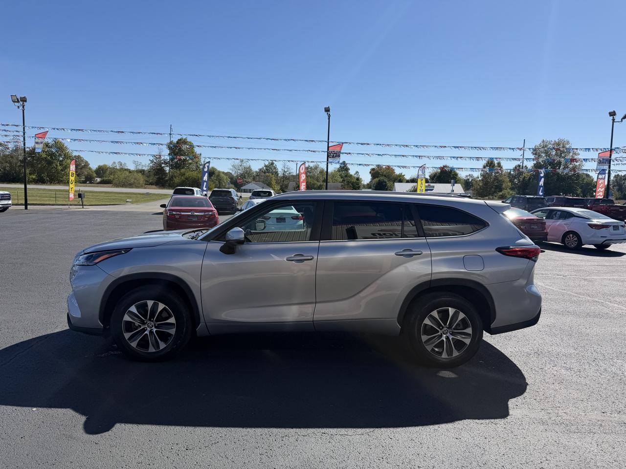 Toyota Highlander Hybrid XLE FWD (Natl) 2023