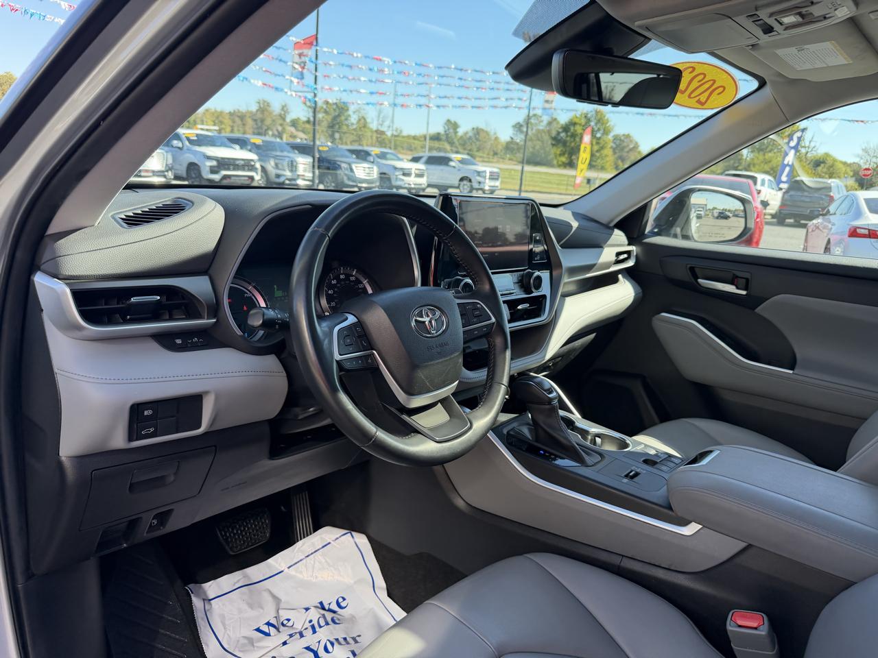 Toyota Highlander Hybrid XLE FWD (Natl) 2023