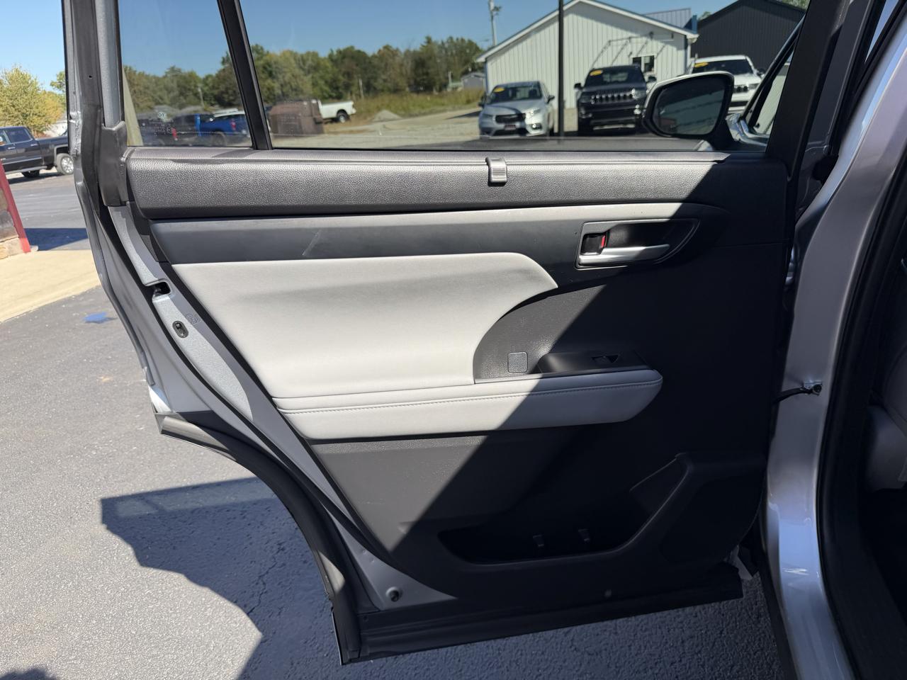 Toyota Highlander Hybrid XLE FWD (Natl) 2023
