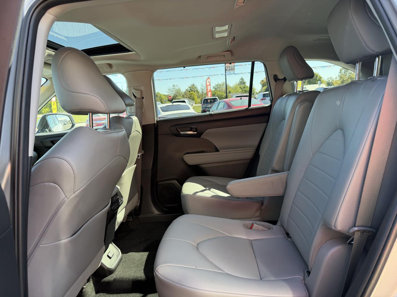 Toyota Highlander Hybrid XLE FWD (Natl) 2023