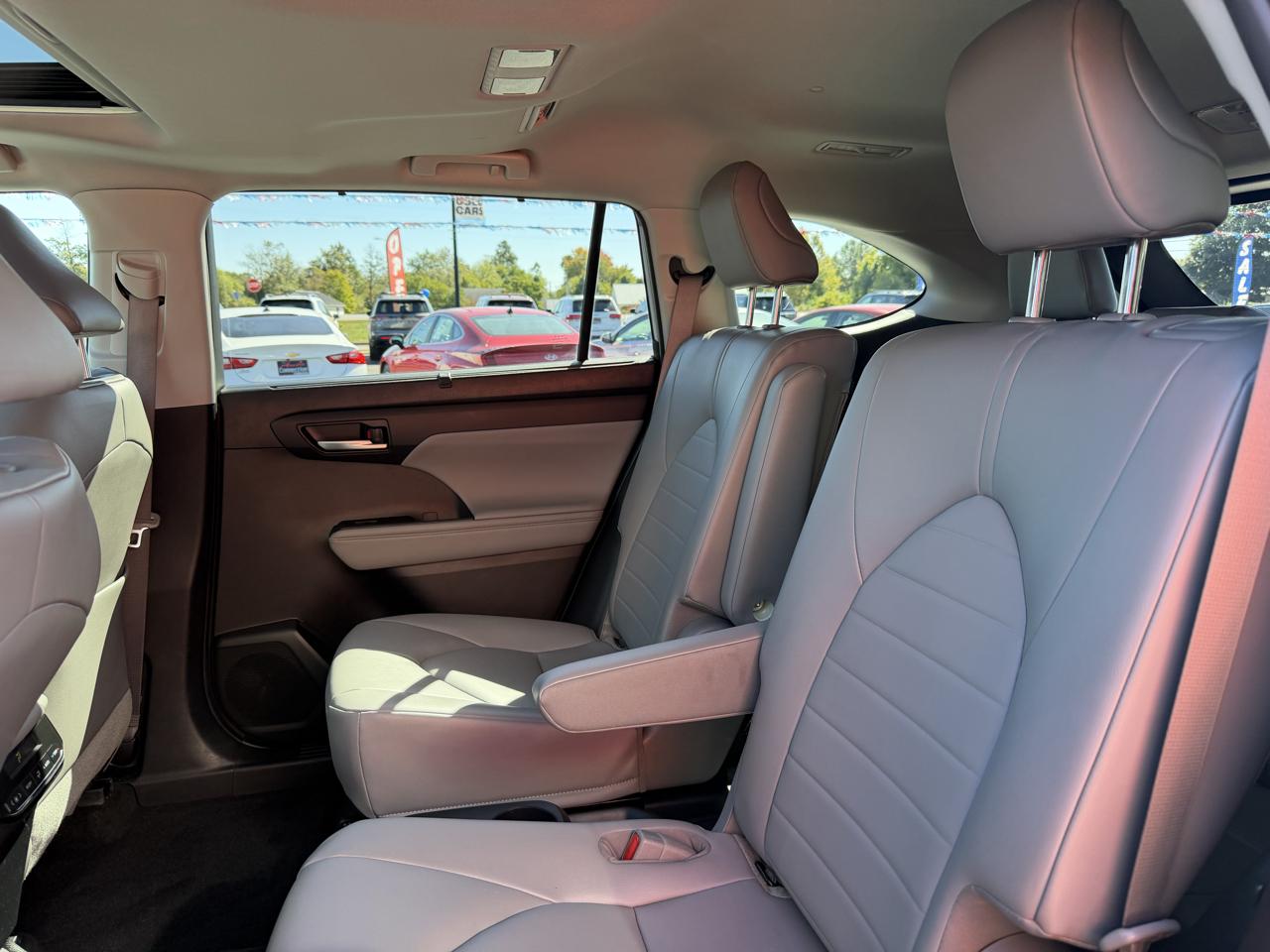 Toyota Highlander Hybrid XLE FWD (Natl) 2023