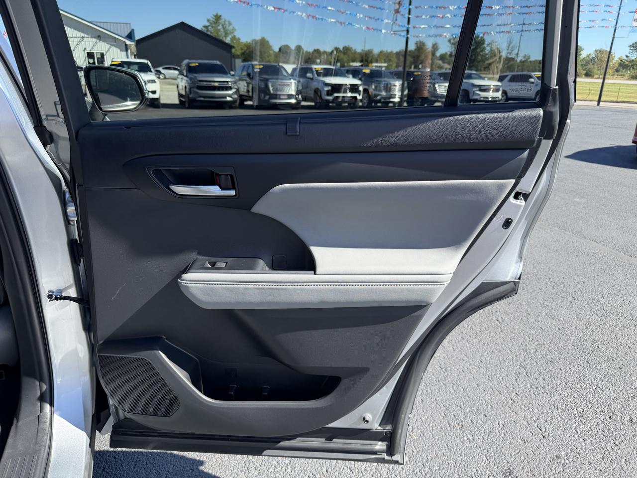 Toyota Highlander Hybrid XLE FWD (Natl) 2023