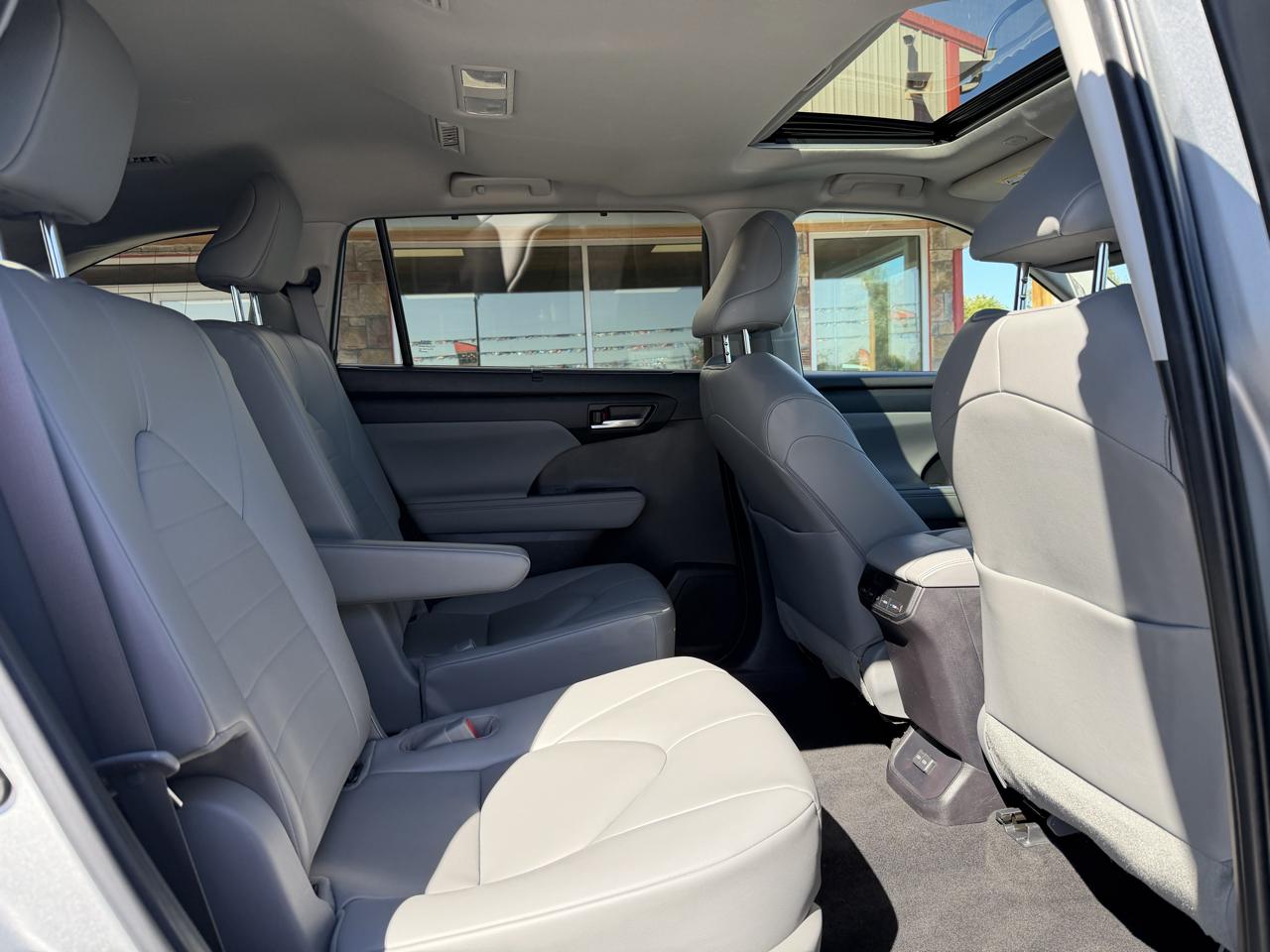 Toyota Highlander Hybrid XLE FWD (Natl) 2023