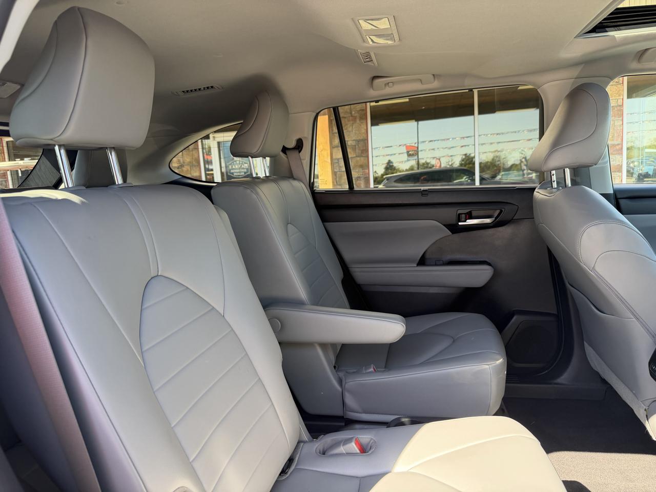 Toyota Highlander Hybrid XLE FWD (Natl) 2023