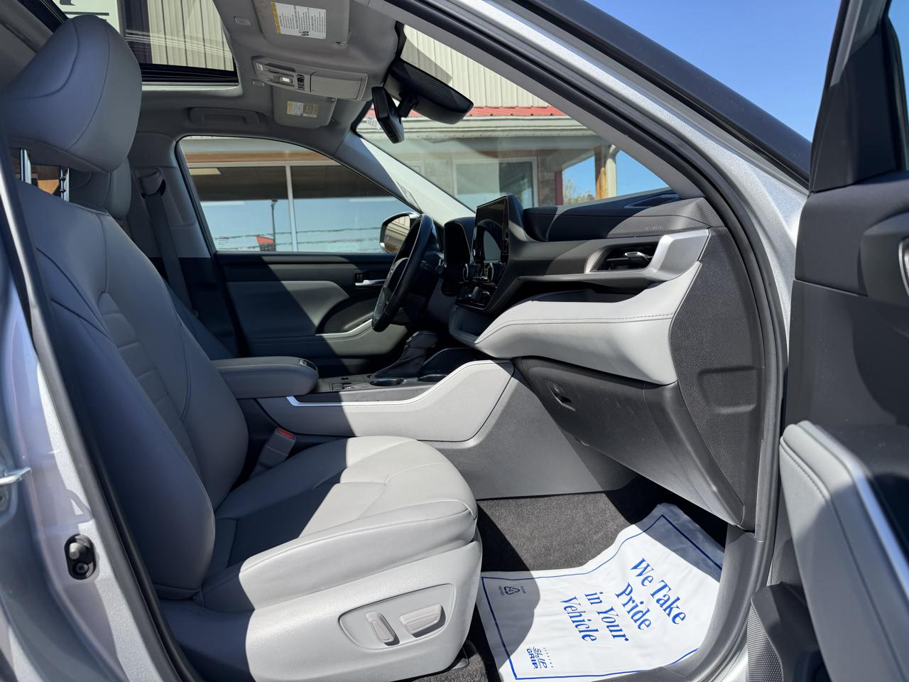 Toyota Highlander Hybrid XLE FWD (Natl) 2023