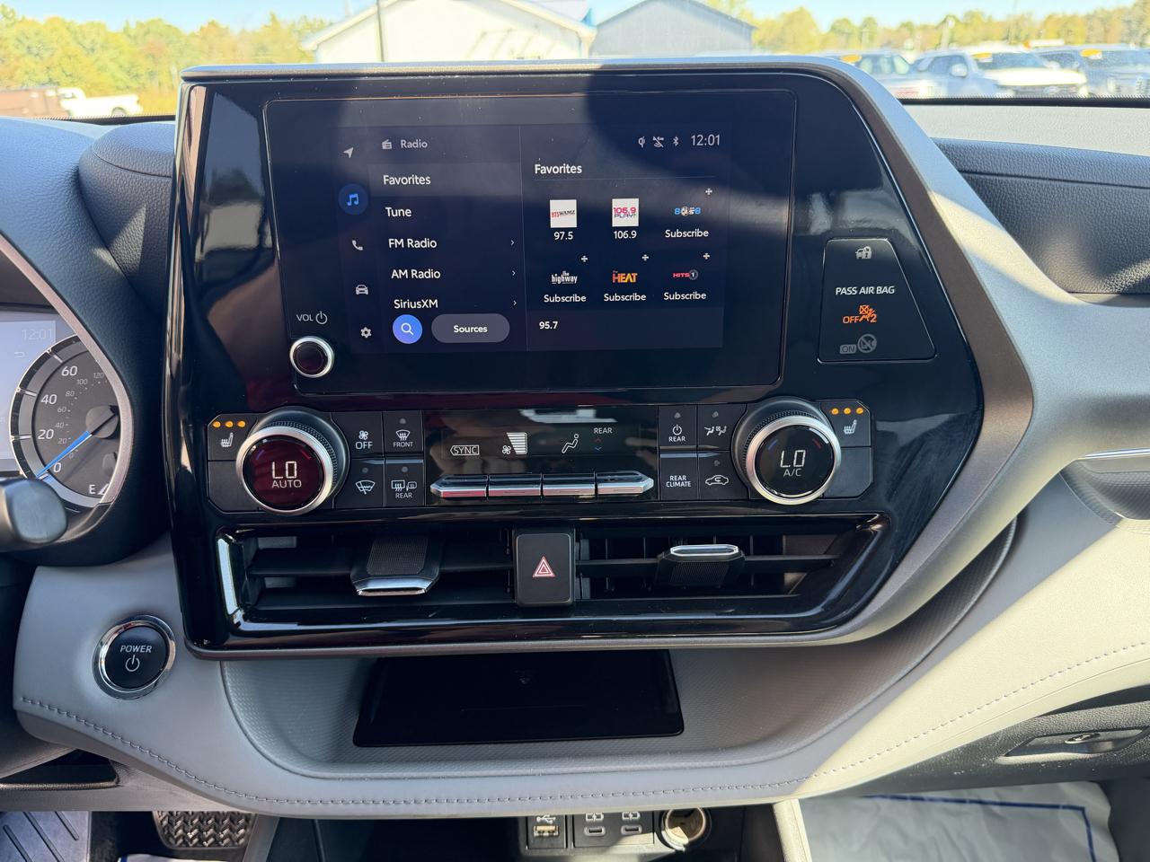 Toyota Highlander Hybrid XLE FWD (Natl) 2023