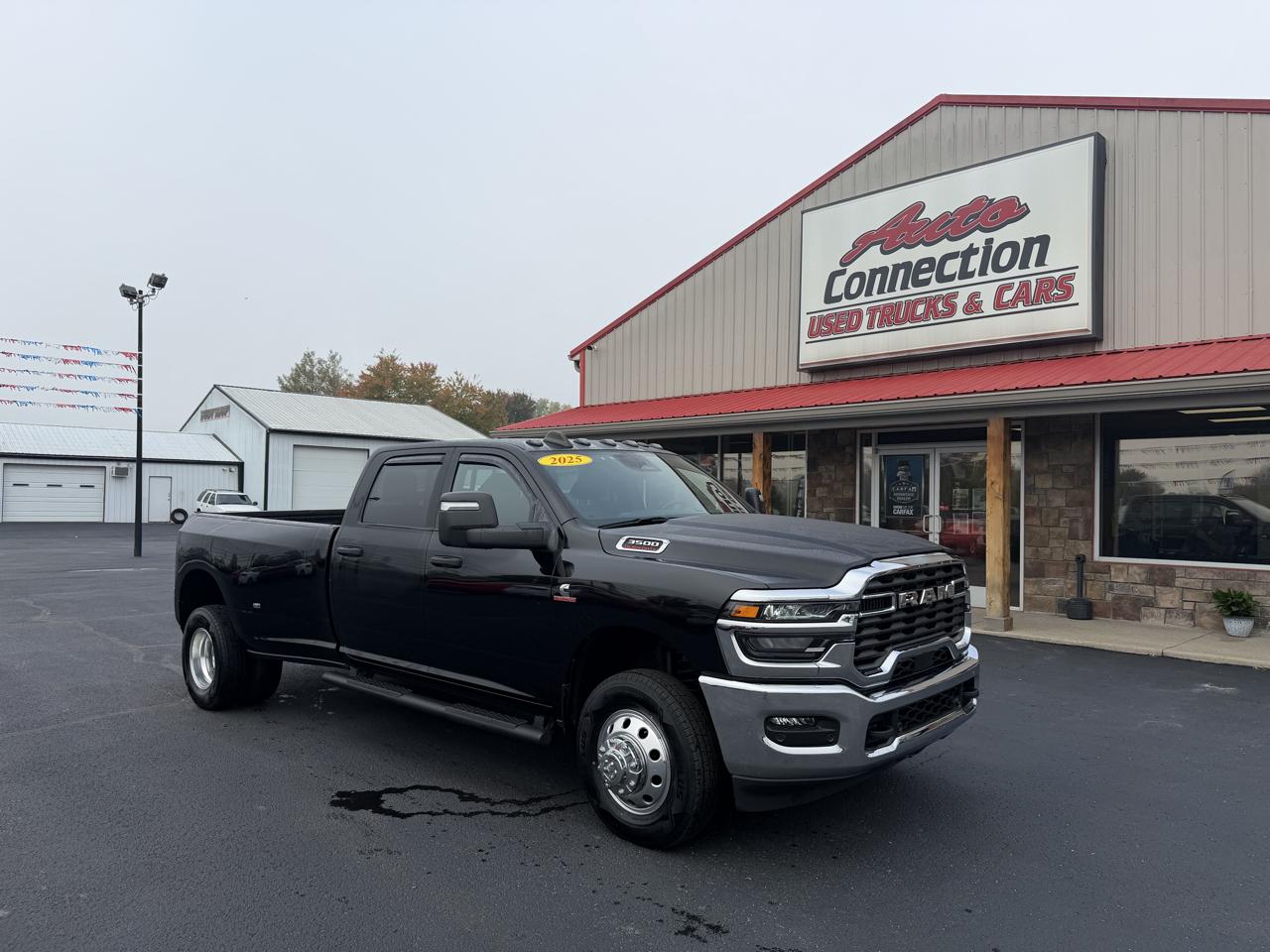RAM 3500 Tradesman 4x4 Crew Cab 8' Box 2025