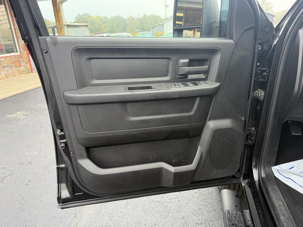 RAM 3500 Tradesman 4x4 Crew Cab 8' Box 2025