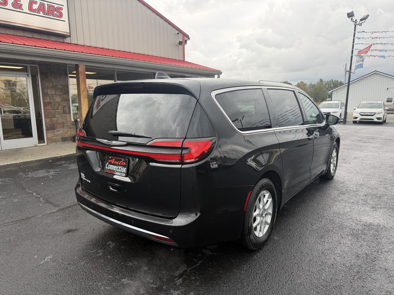 Chrysler Pacifica Touring FWD 2024