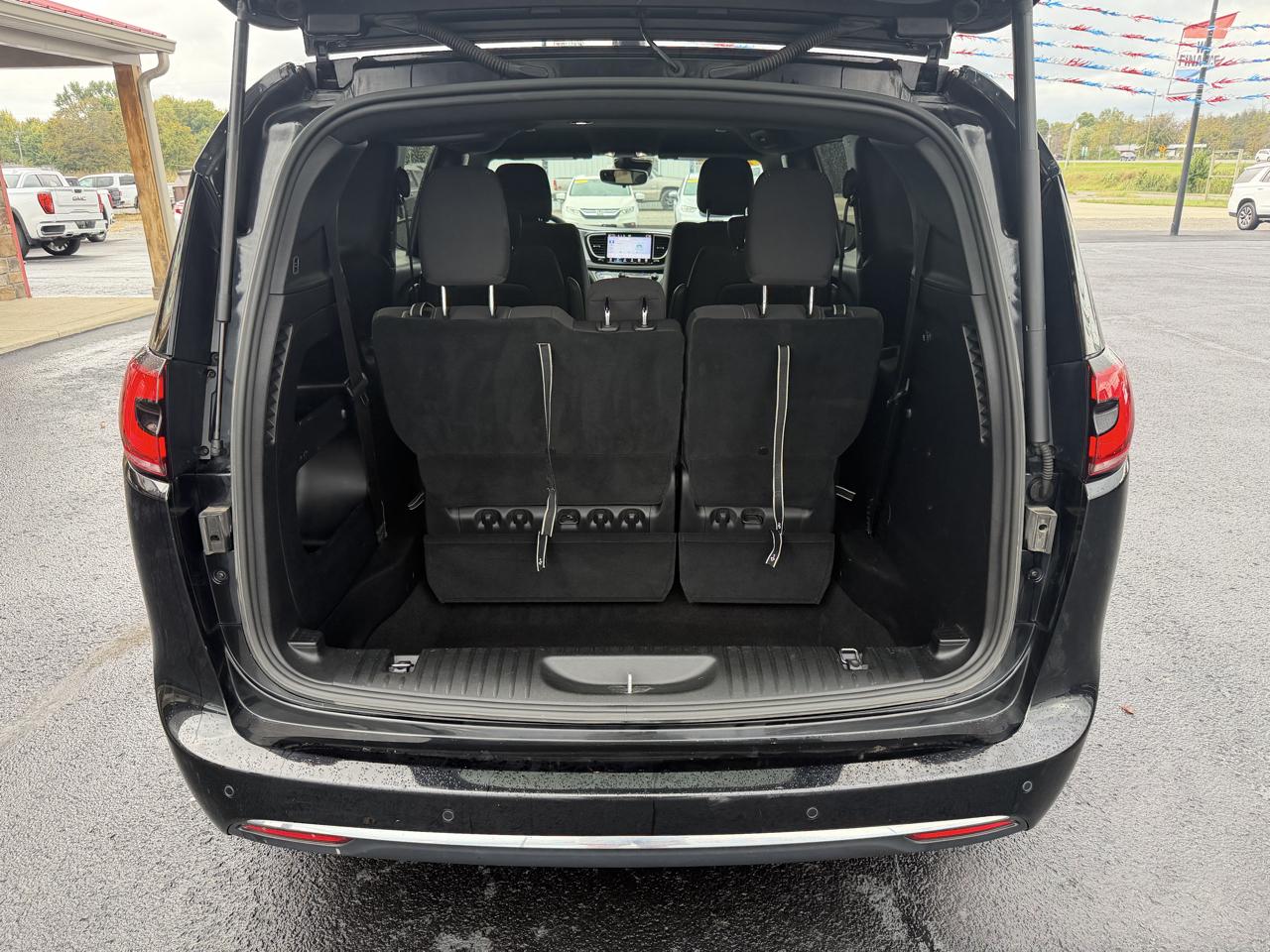 Chrysler Pacifica Touring FWD 2024