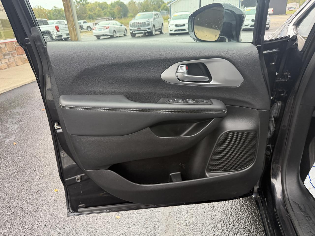 Chrysler Pacifica Touring FWD 2024