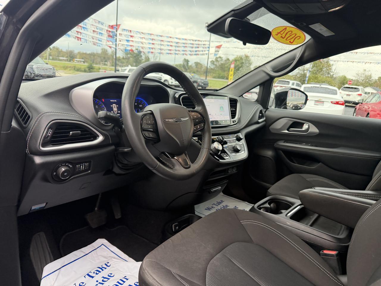 Chrysler Pacifica Touring FWD 2024