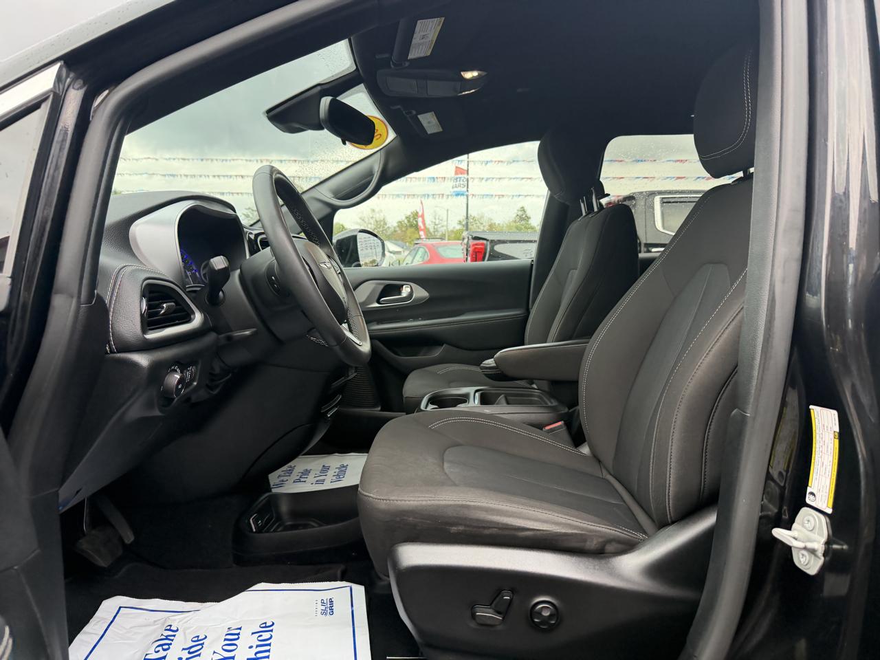 Chrysler Pacifica Touring FWD 2024