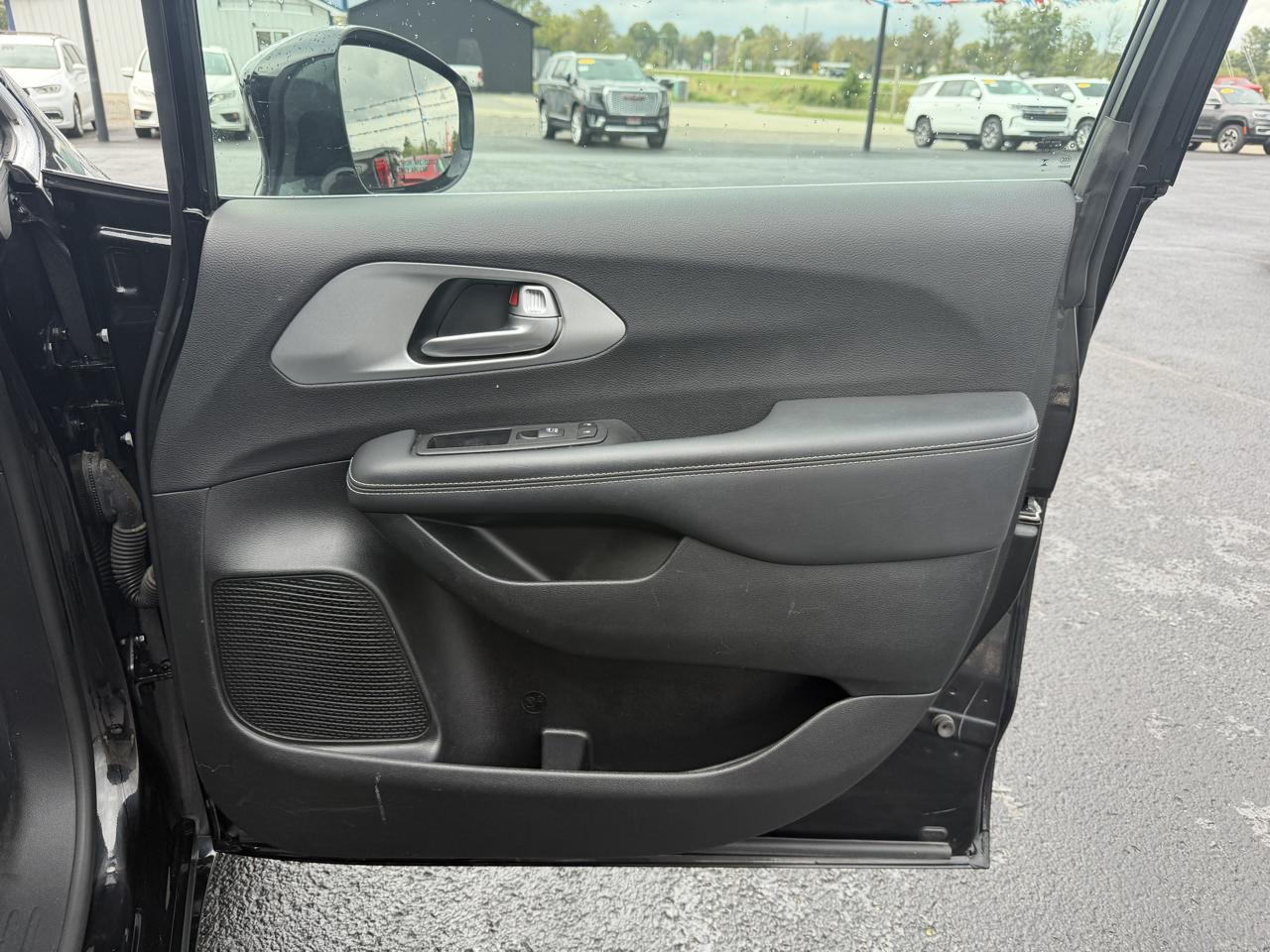 Chrysler Pacifica Touring FWD 2024