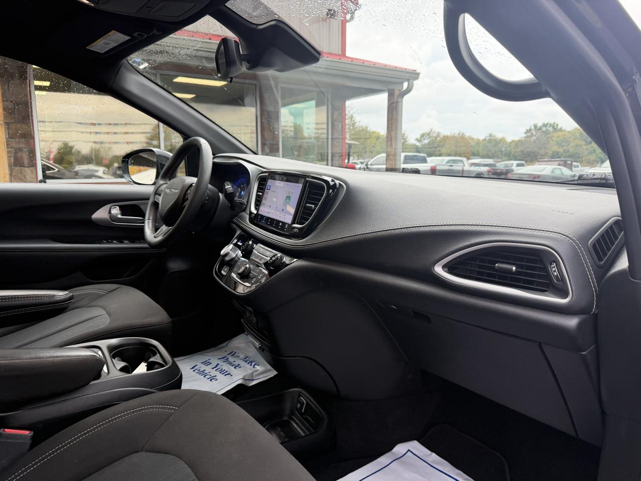 Chrysler Pacifica Touring FWD 2024