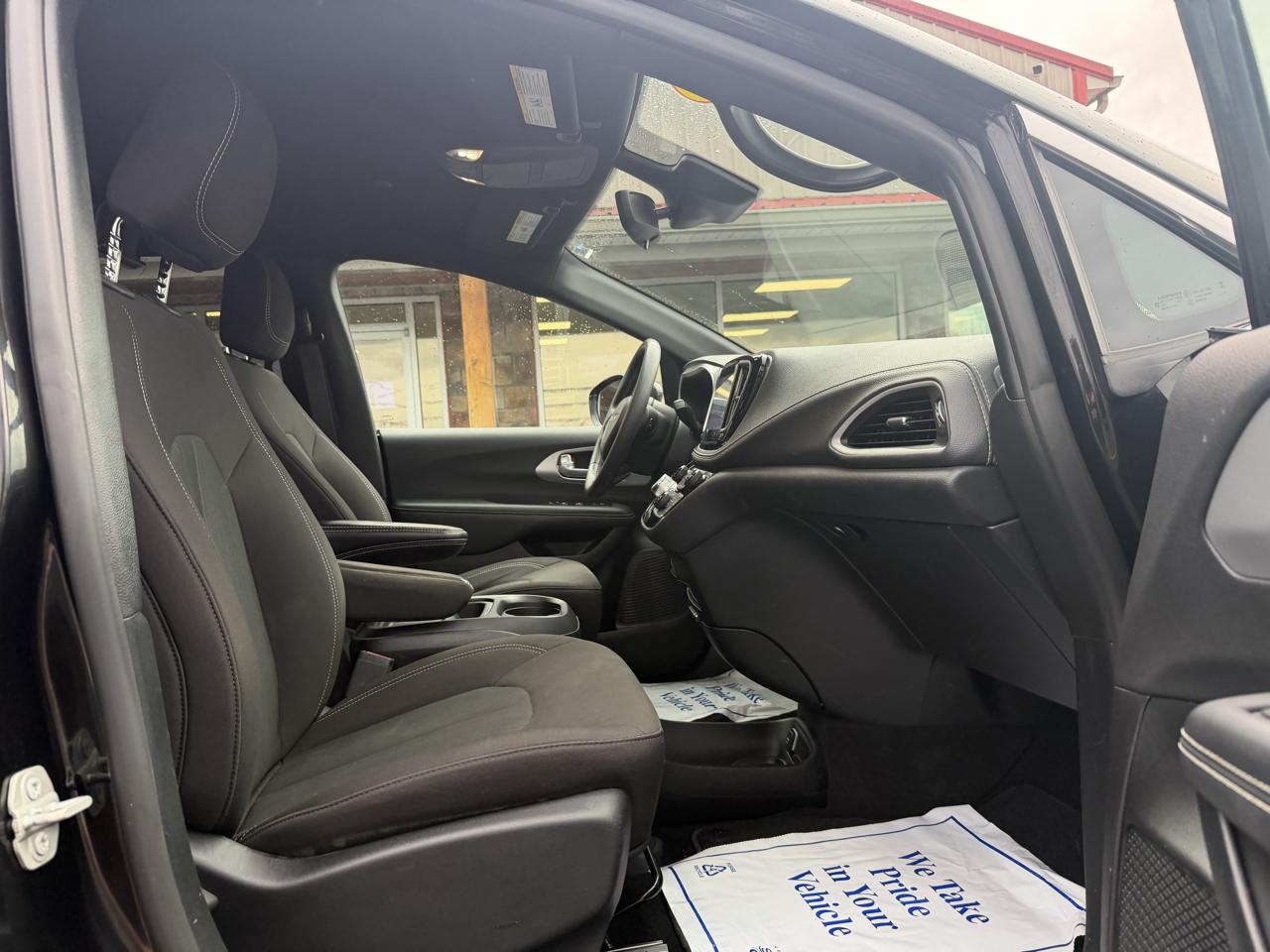 Chrysler Pacifica Touring FWD 2024