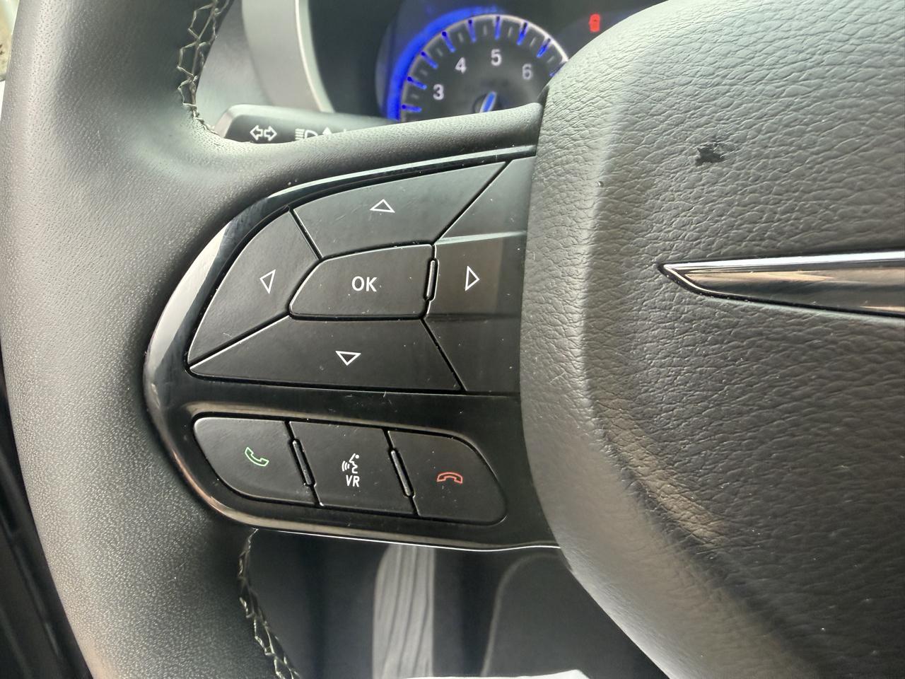 Chrysler Pacifica Touring FWD 2024