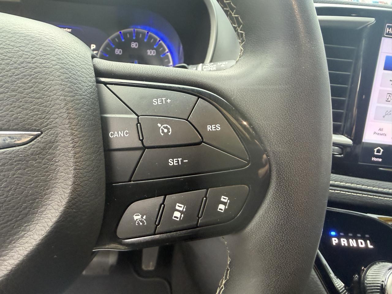 Chrysler Pacifica Touring FWD 2024