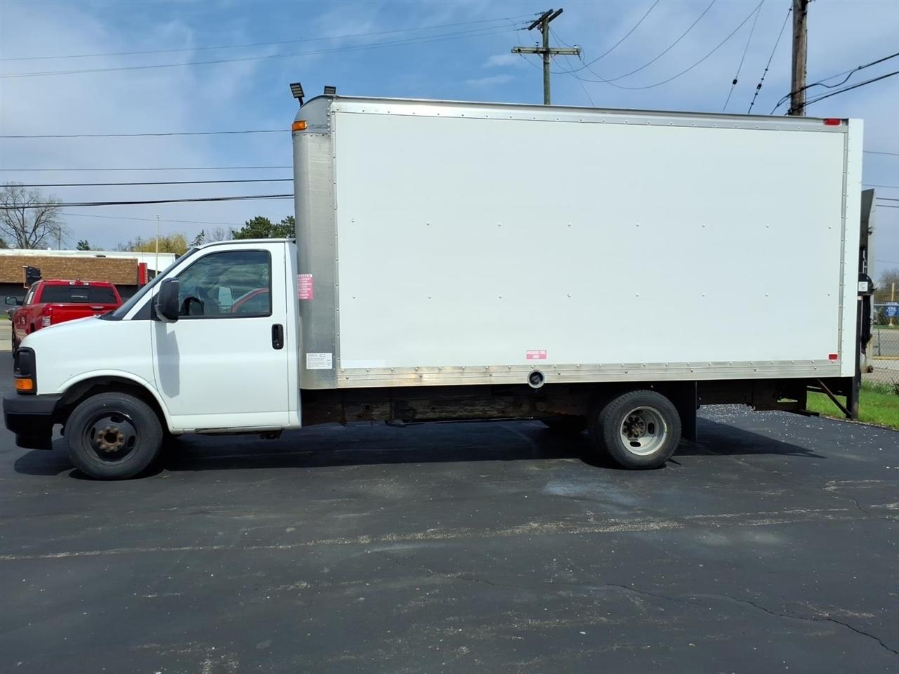 GMC Savana Commercial Cutaway  2017