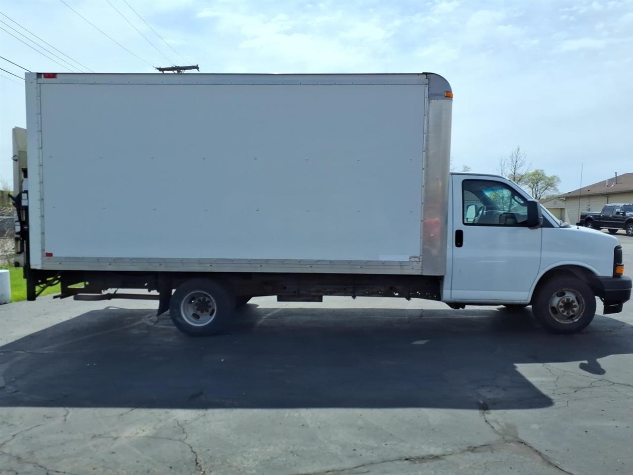 GMC Savana Commercial Cutaway  2017