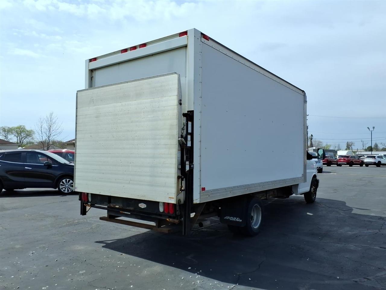 GMC Savana Commercial Cutaway  2017