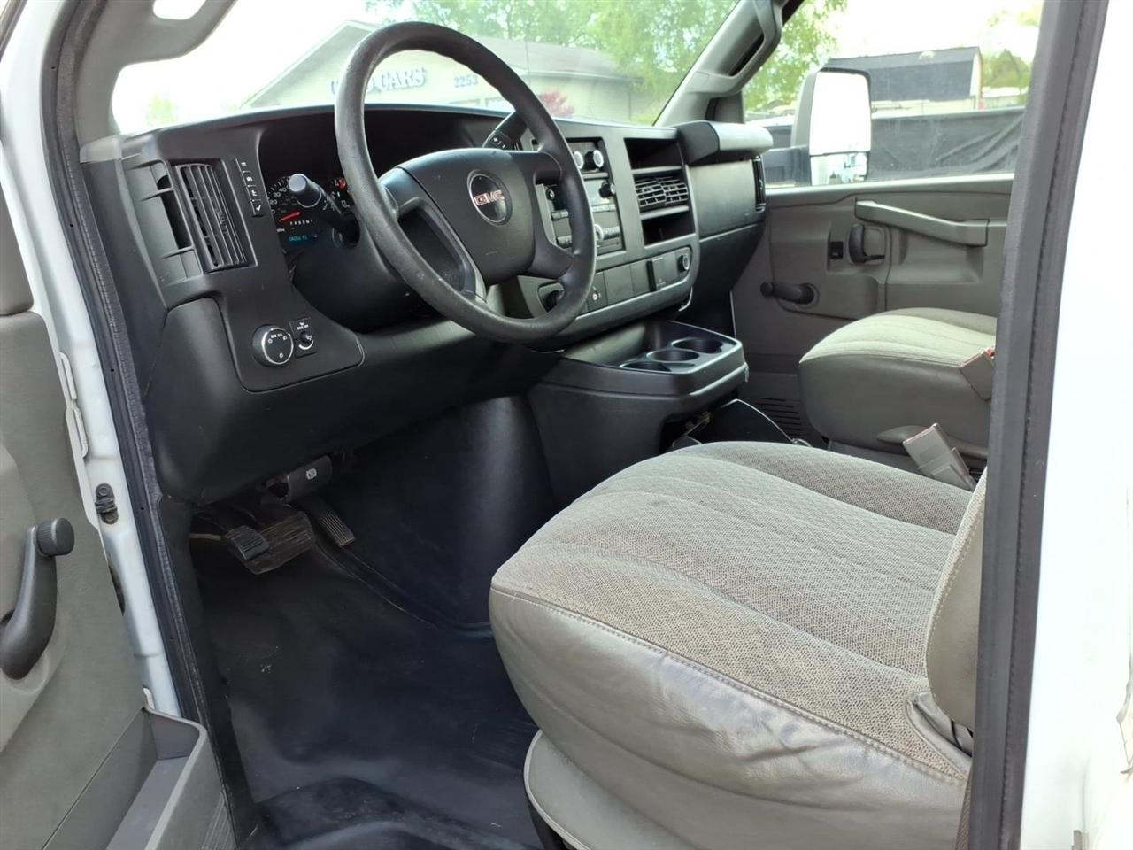GMC Savana Commercial Cutaway  2017