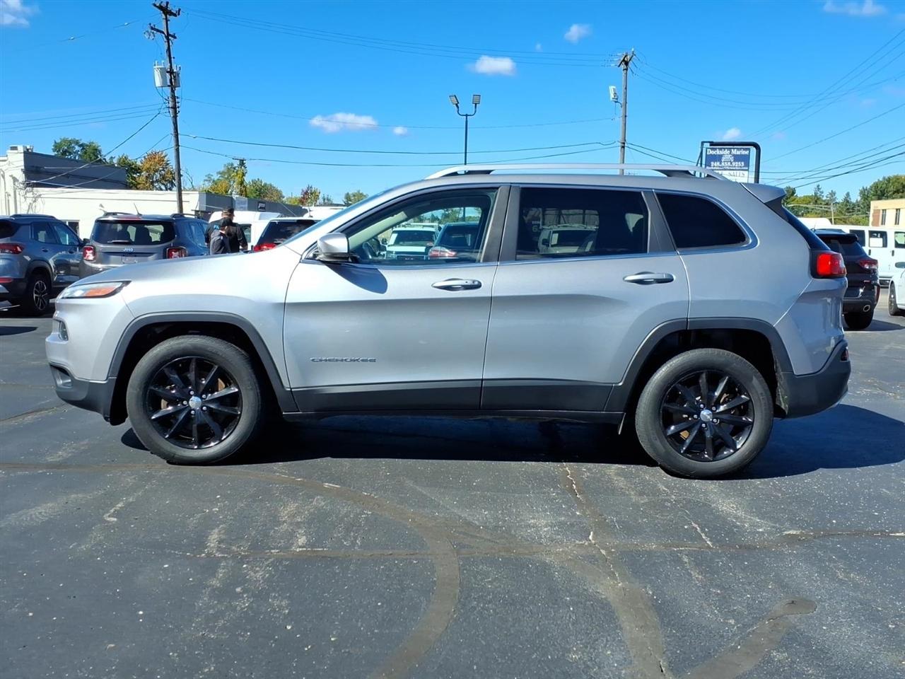Jeep Cherokee photo 2