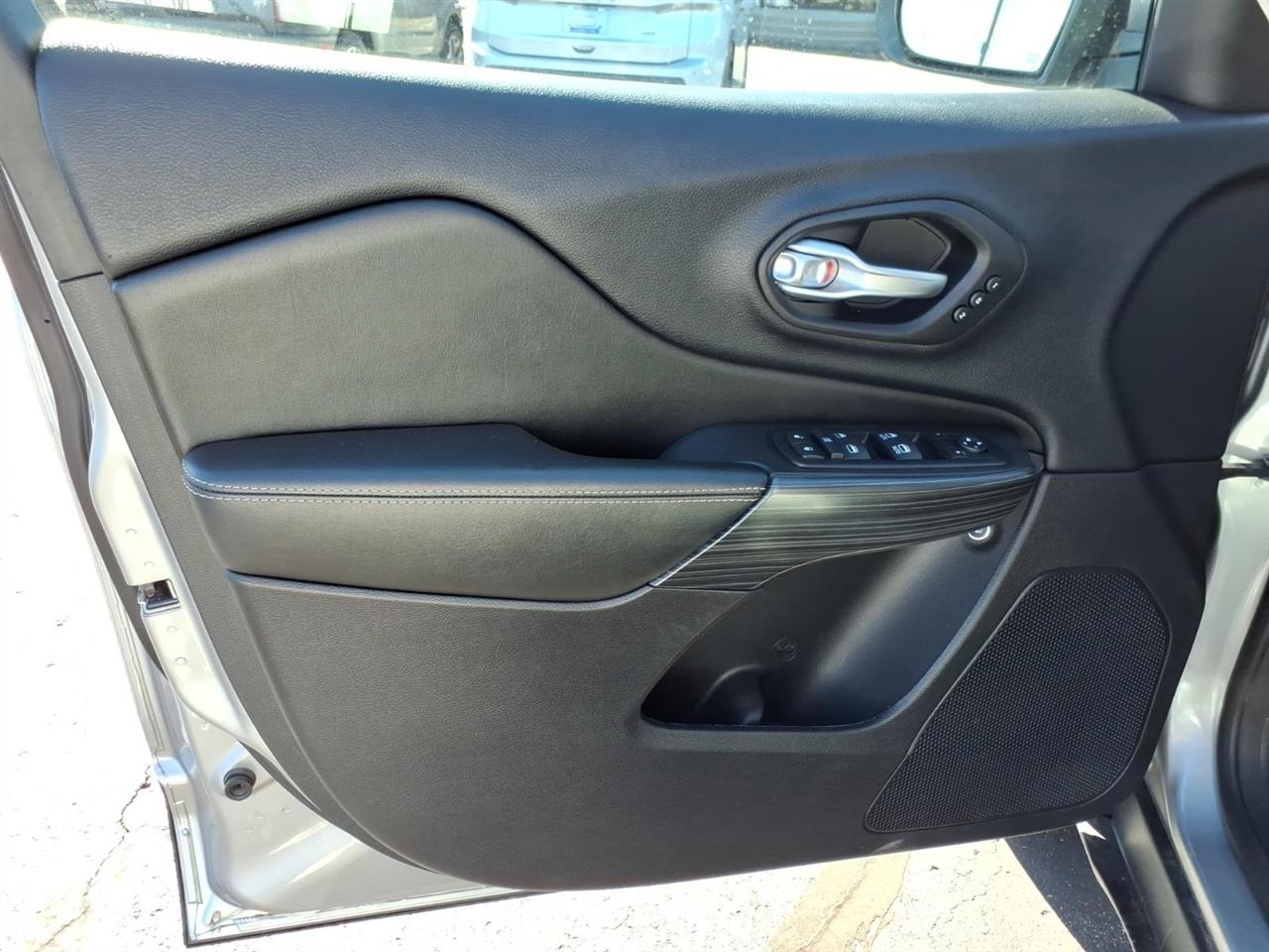 Jeep Cherokee photo 13