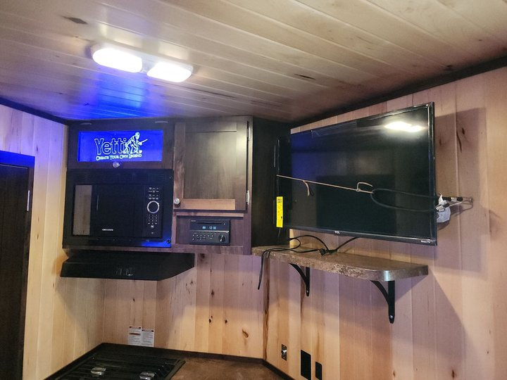 Yetti Traxx Edition - T817HD-PK 8 ft x 17 ft  2018 Yetti Traxx Edition - T817HD-PK 8 ft x 17 ft  2018