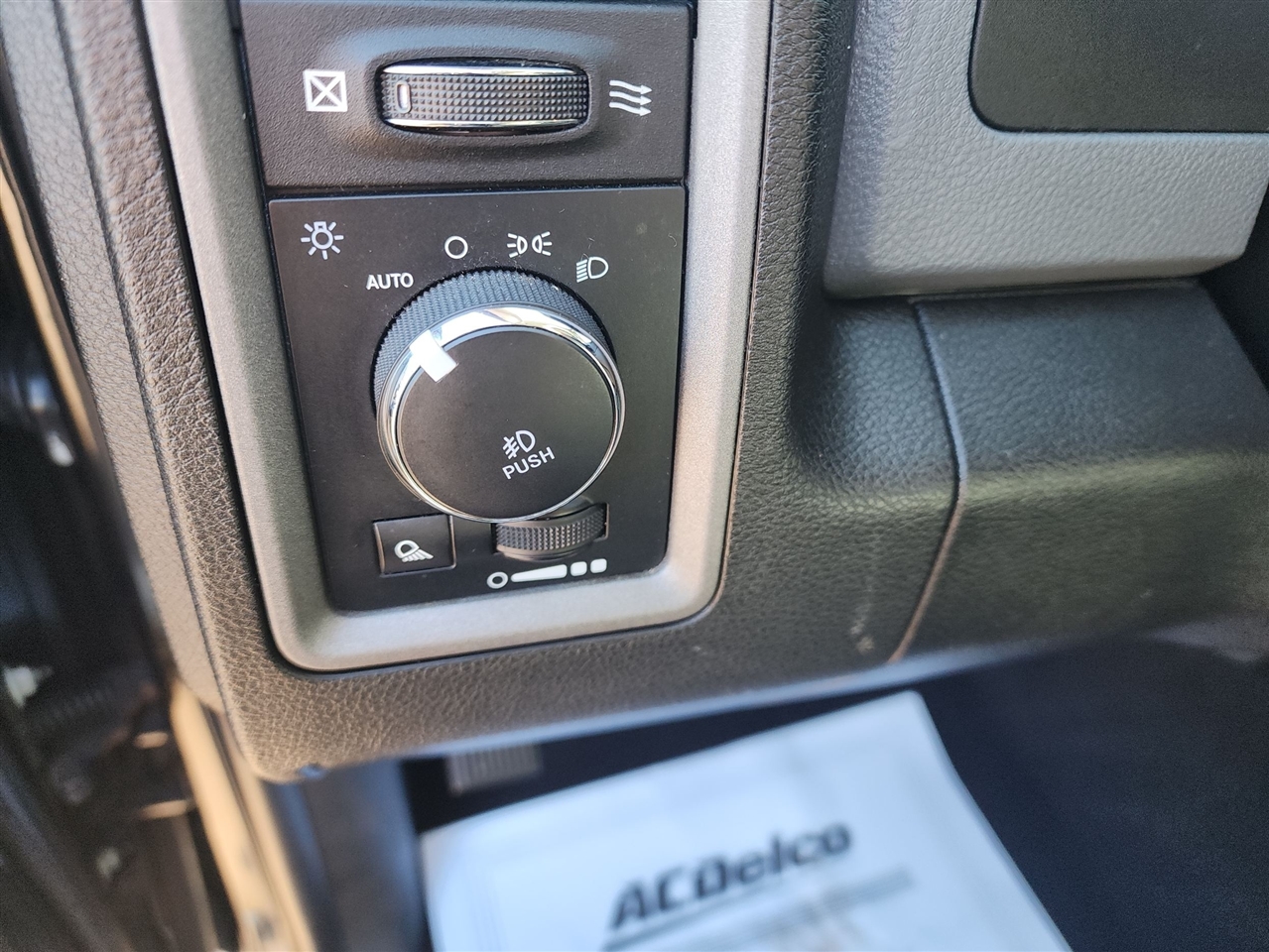 RAM 1500 Classic Express 4x4 Quad Cab 6'4" Box 2019 RAM 1500 Classic Express 4x4 Quad Cab 6'4" Box 2019