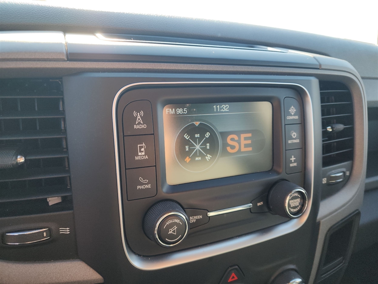 RAM 1500 Classic Express 4x4 Quad Cab 6'4" Box 2019 RAM 1500 Classic Express 4x4 Quad Cab 6'4" Box 2019