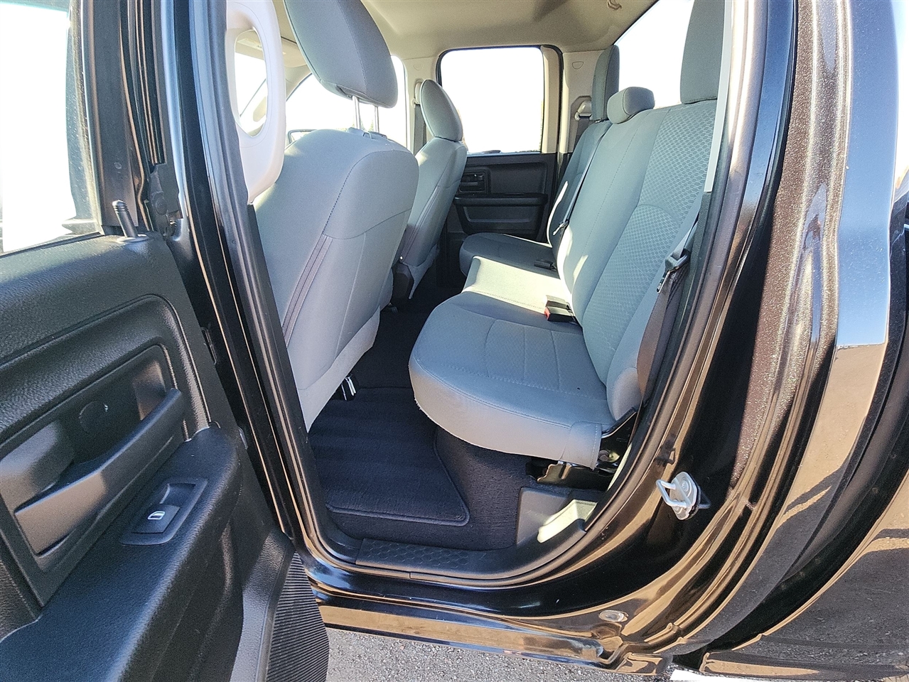 RAM 1500 Classic Express 4x4 Quad Cab 6'4" Box 2019 RAM 1500 Classic Express 4x4 Quad Cab 6'4" Box 2019