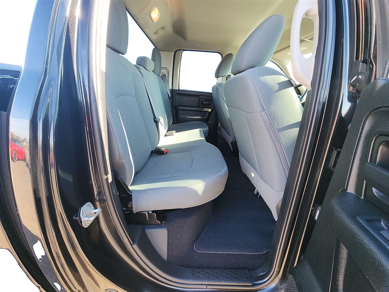 RAM 1500 Classic Express 4x4 Quad Cab 6'4" Box 2019 RAM 1500 Classic Express 4x4 Quad Cab 6'4" Box 2019