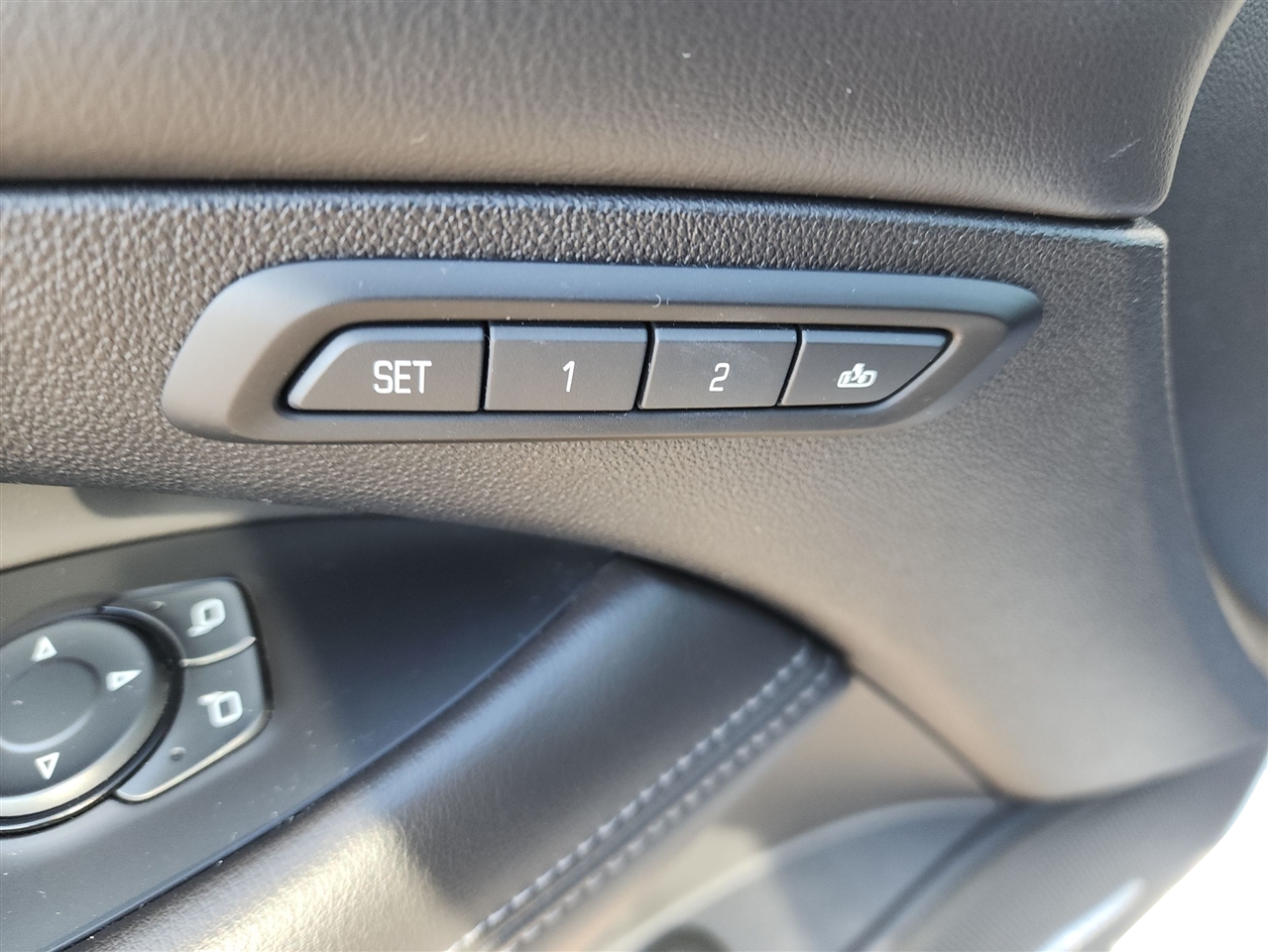 Buick LaCrosse 4dr Sdn Essence FWD 2017 Buick LaCrosse 4dr Sdn Essence FWD 2017