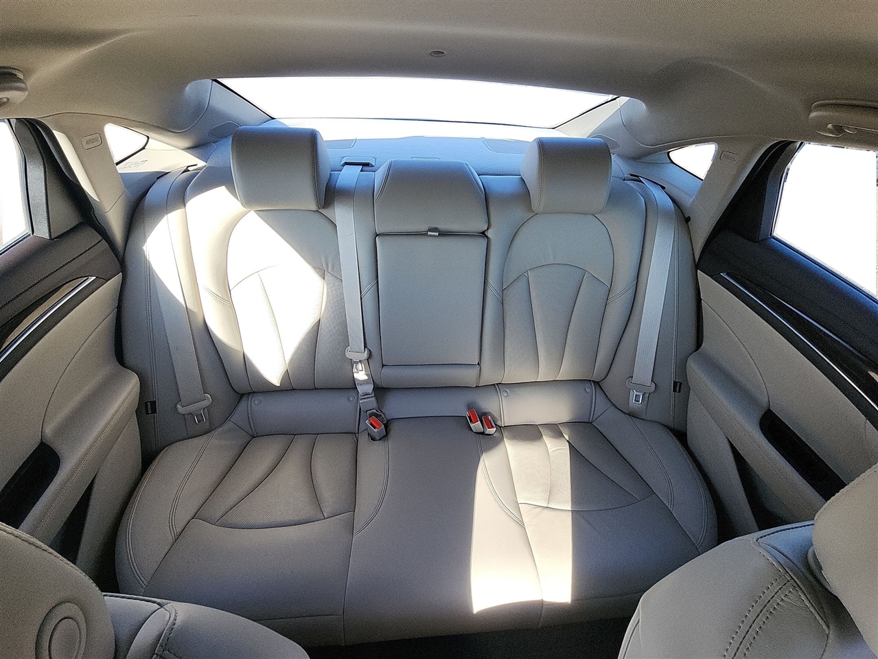 Buick LaCrosse 4dr Sdn Essence FWD 2017 Buick LaCrosse 4dr Sdn Essence FWD 2017