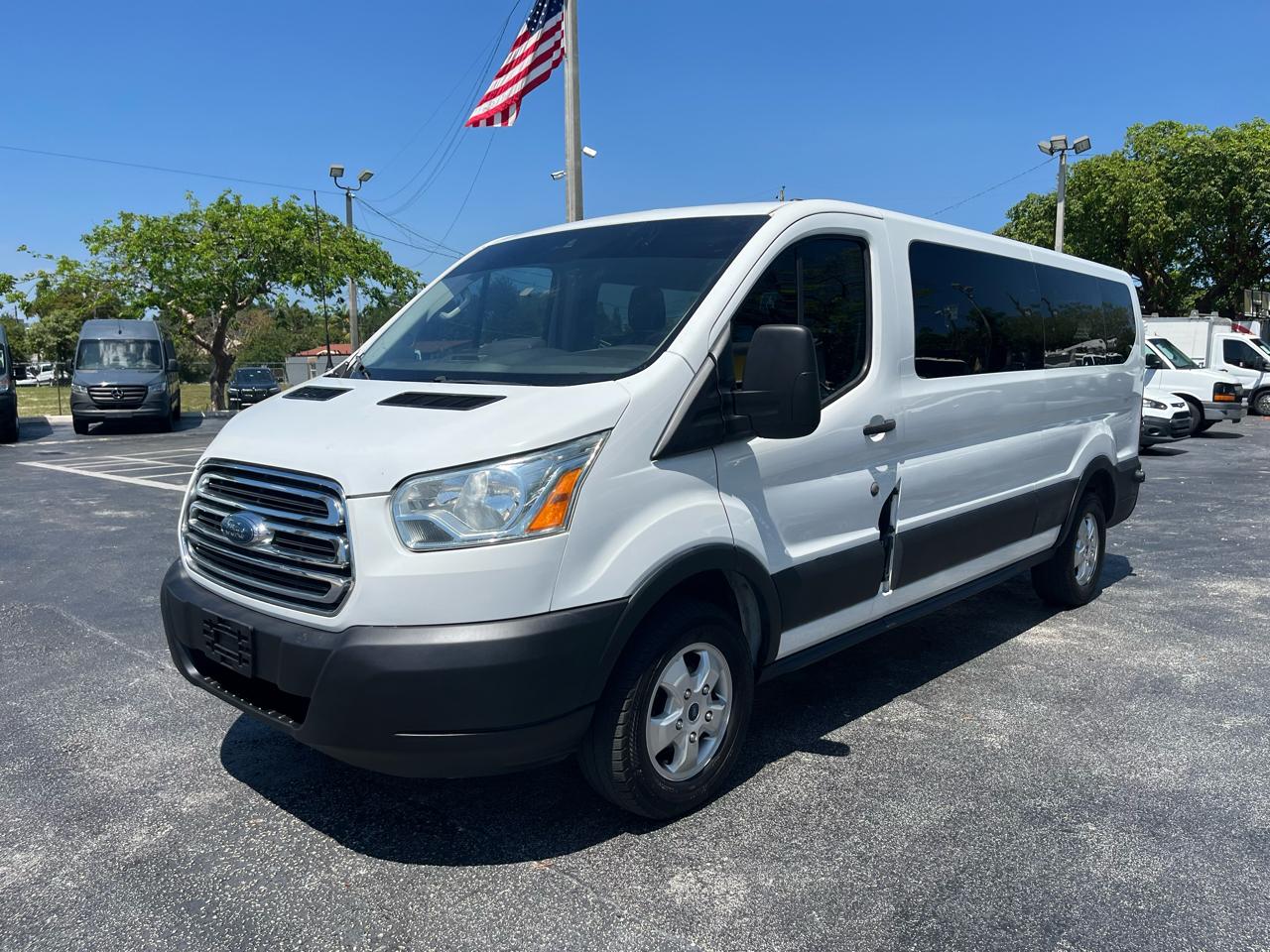 2017 Ford Transit 350 Wagon Low Roof XL w/Sliding Pass. 148-in. WB