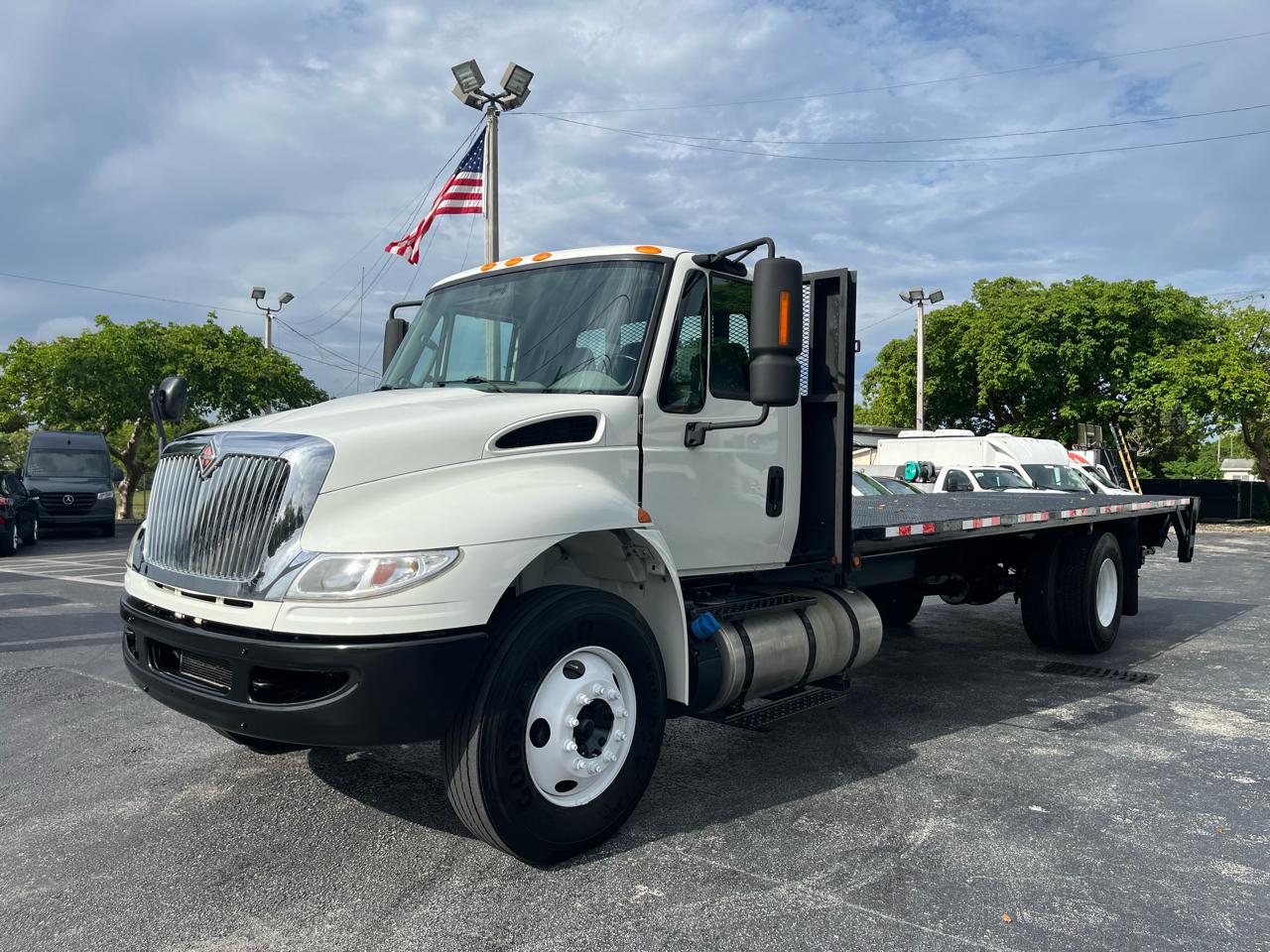 2016 International DuraStar 4300 NTERNATIONAL 4300 CUMMINS 6.7B 220HP