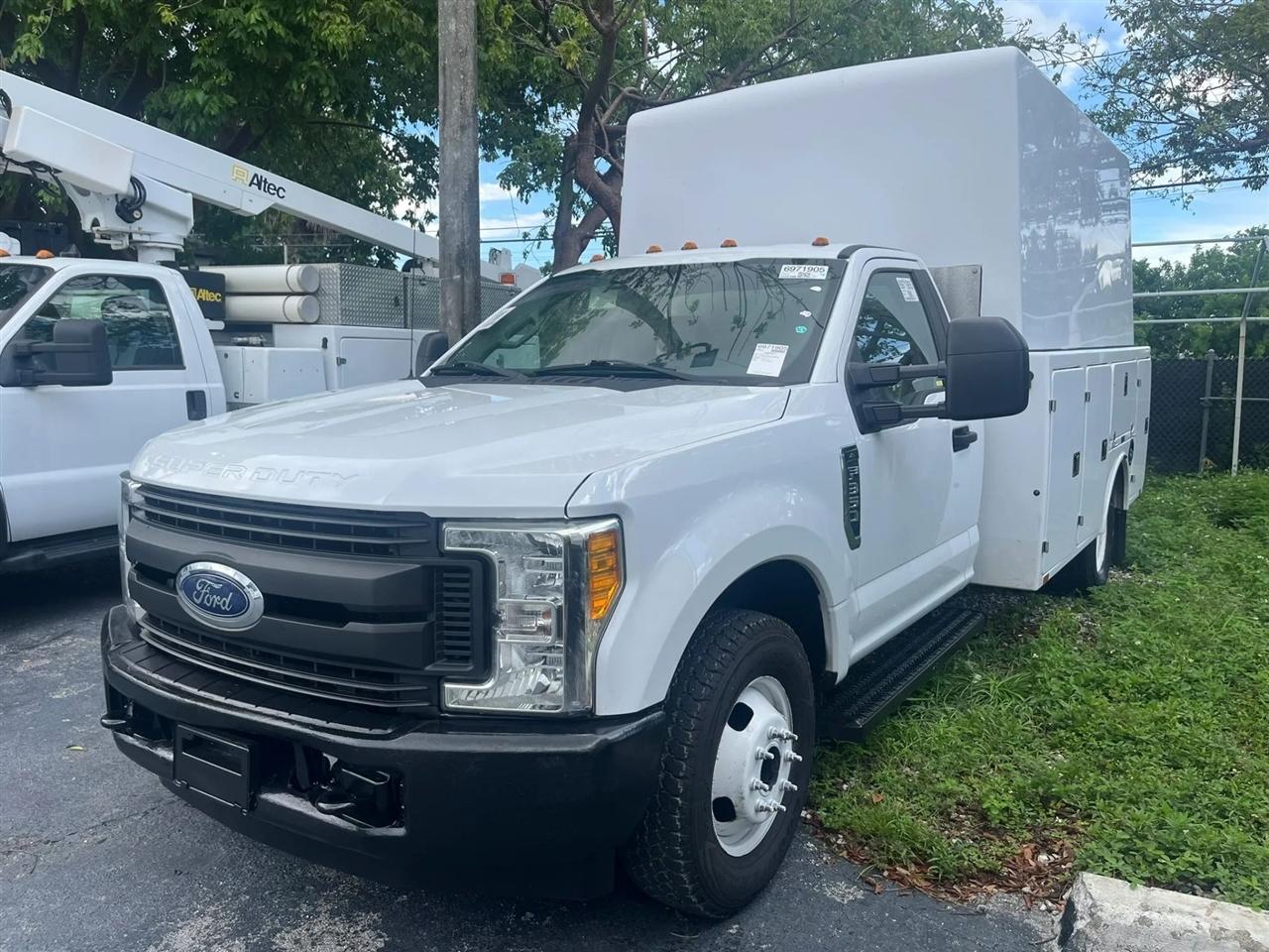 2017 Ford F-350 SD XL Pickup 2D 8 ft