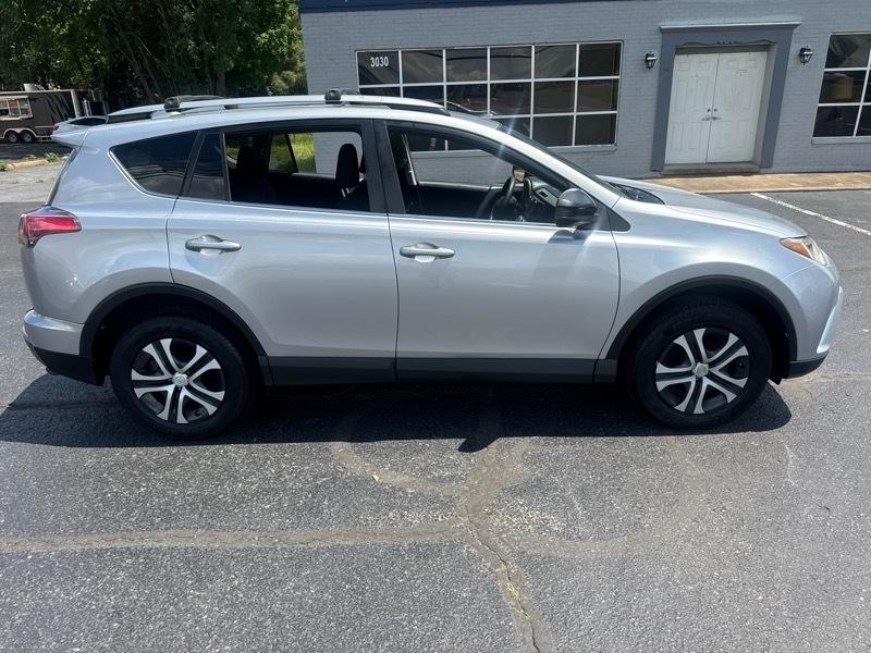 Toyota RAV4 LE AWD 2017