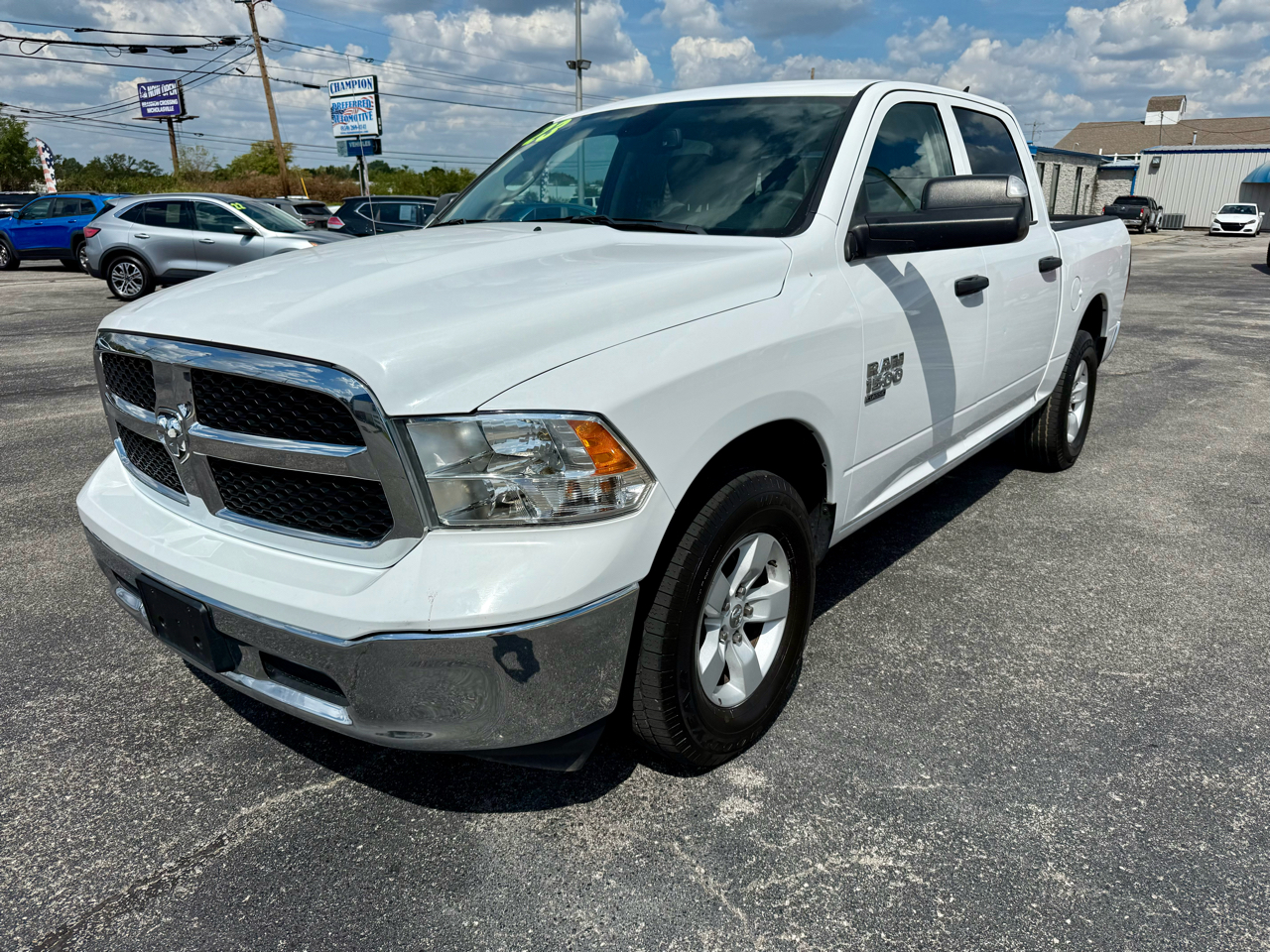 RAM 1500 Classic SLT 4x4 Crew Cab 5'7" Box 2023 RAM 1500 Classic SLT 4x4 Crew Cab 5'7" Box 2023