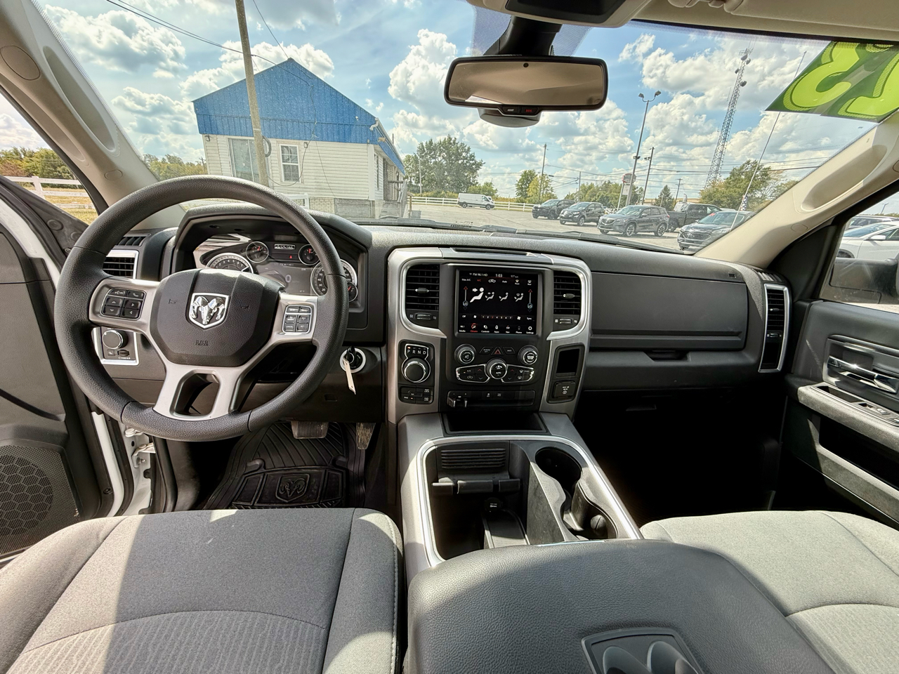 RAM 1500 Classic SLT 4x4 Crew Cab 5'7" Box 2023 RAM 1500 Classic SLT 4x4 Crew Cab 5'7" Box 2023