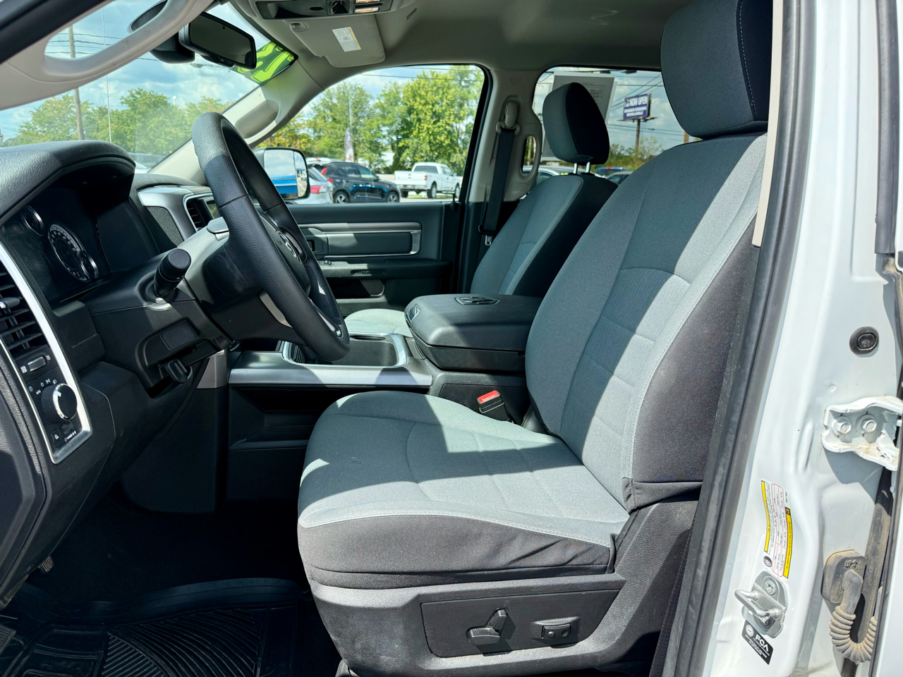 RAM 1500 Classic SLT 4x4 Crew Cab 5'7" Box 2023 RAM 1500 Classic SLT 4x4 Crew Cab 5'7" Box 2023