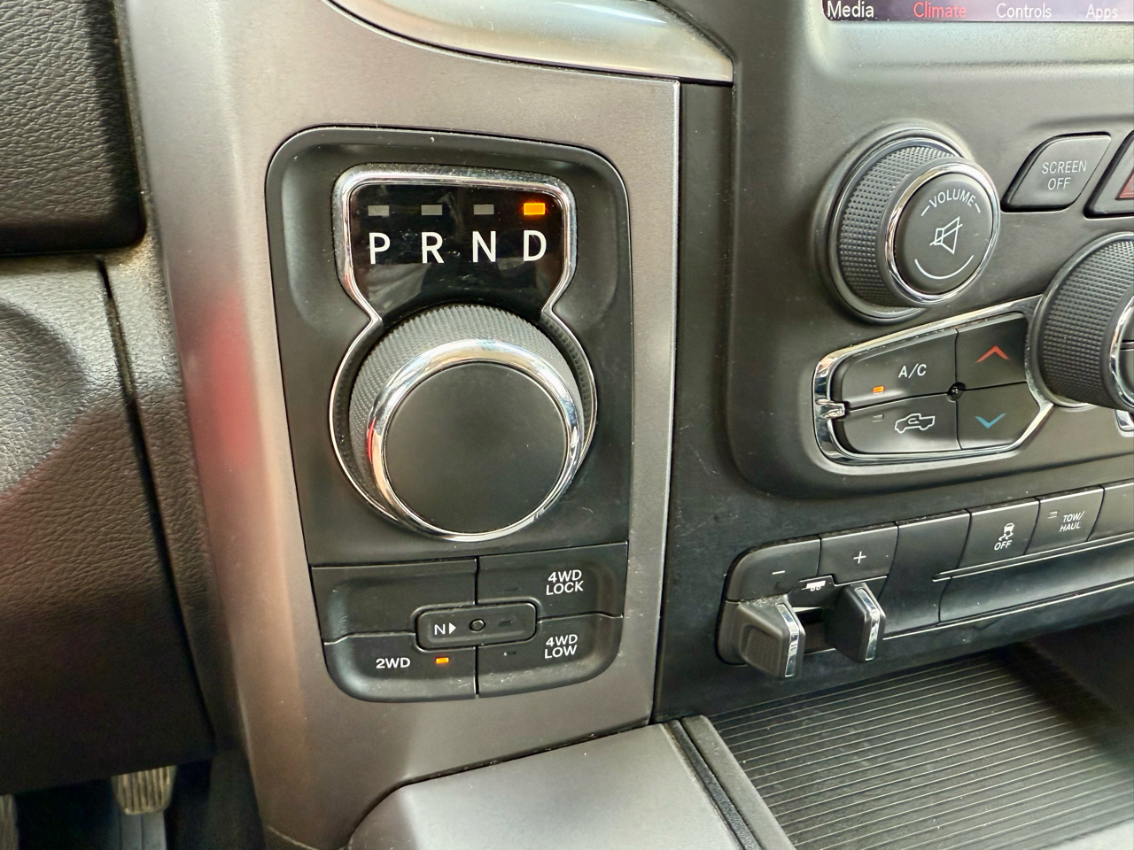 RAM 1500 Classic SLT 4x4 Crew Cab 5'7" Box 2023 RAM 1500 Classic SLT 4x4 Crew Cab 5'7" Box 2023