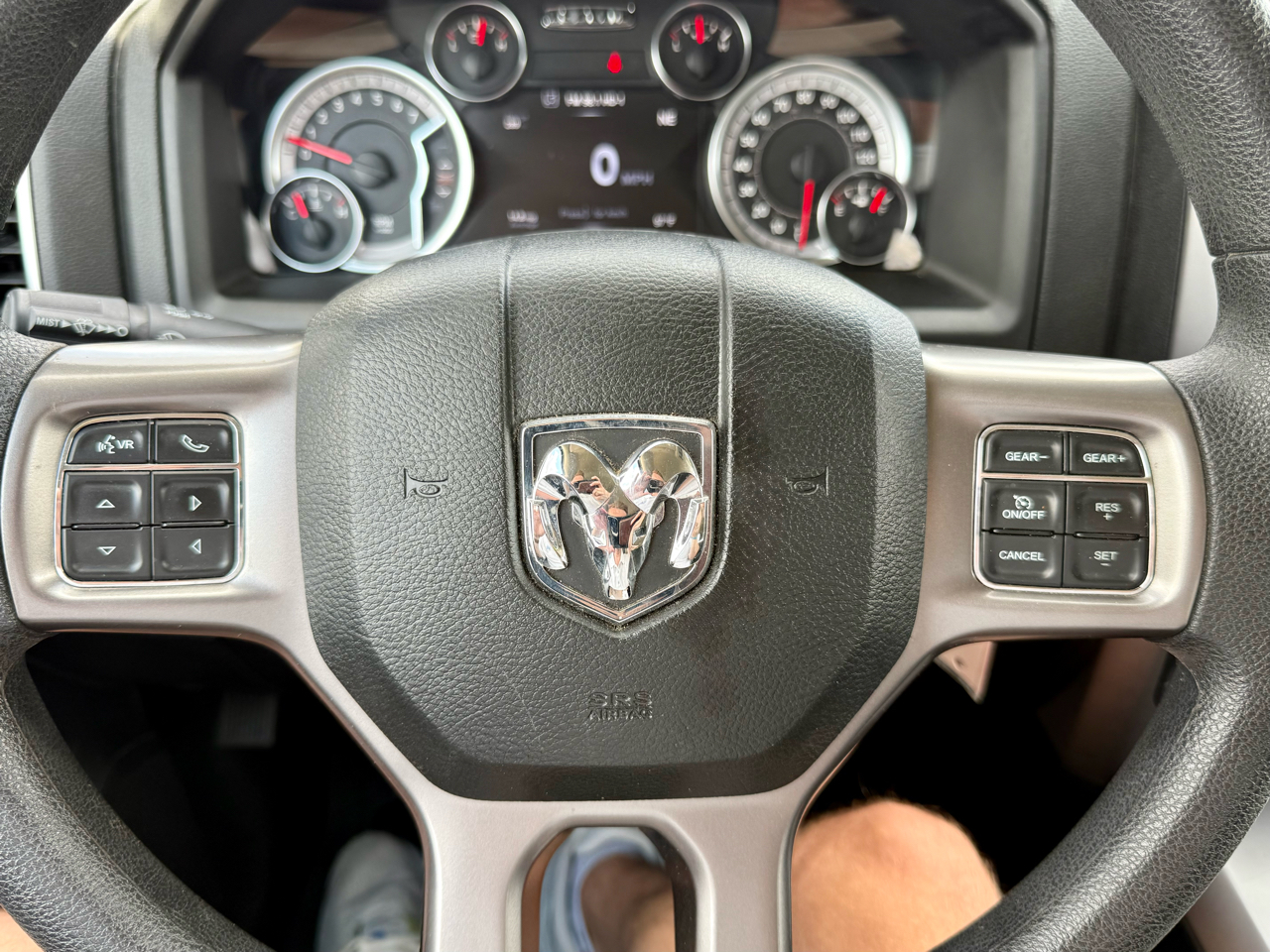 RAM 1500 Classic SLT 4x4 Crew Cab 5'7" Box 2023 RAM 1500 Classic SLT 4x4 Crew Cab 5'7" Box 2023