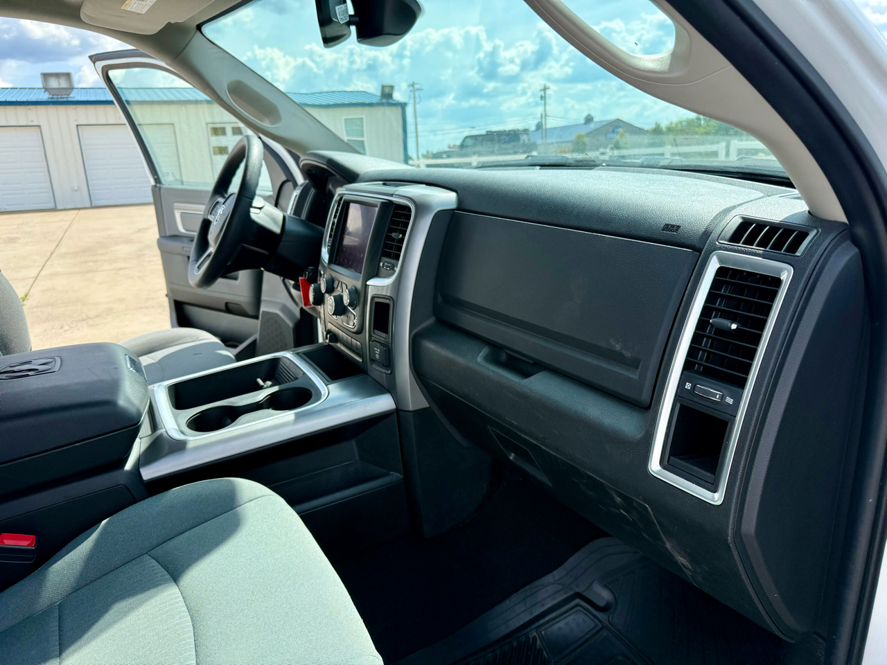 RAM 1500 Classic SLT 4x4 Crew Cab 5'7" Box 2023 RAM 1500 Classic SLT 4x4 Crew Cab 5'7" Box 2023