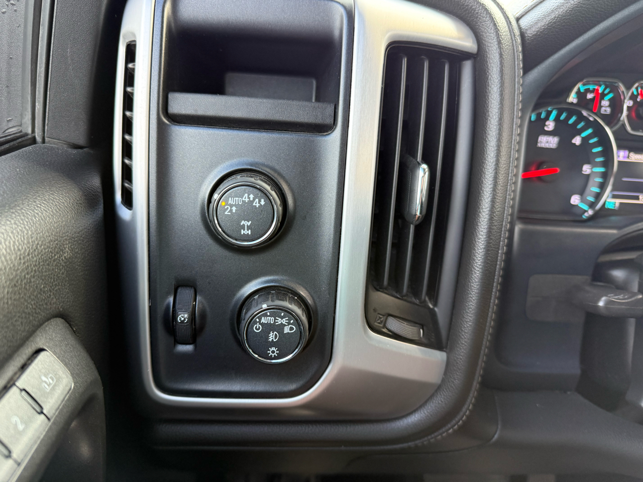 GMC Sierra 1500 4WD Crew Cab 143.5" SLT 2018 GMC Sierra 1500 4WD Crew Cab 143.5" SLT 2018
