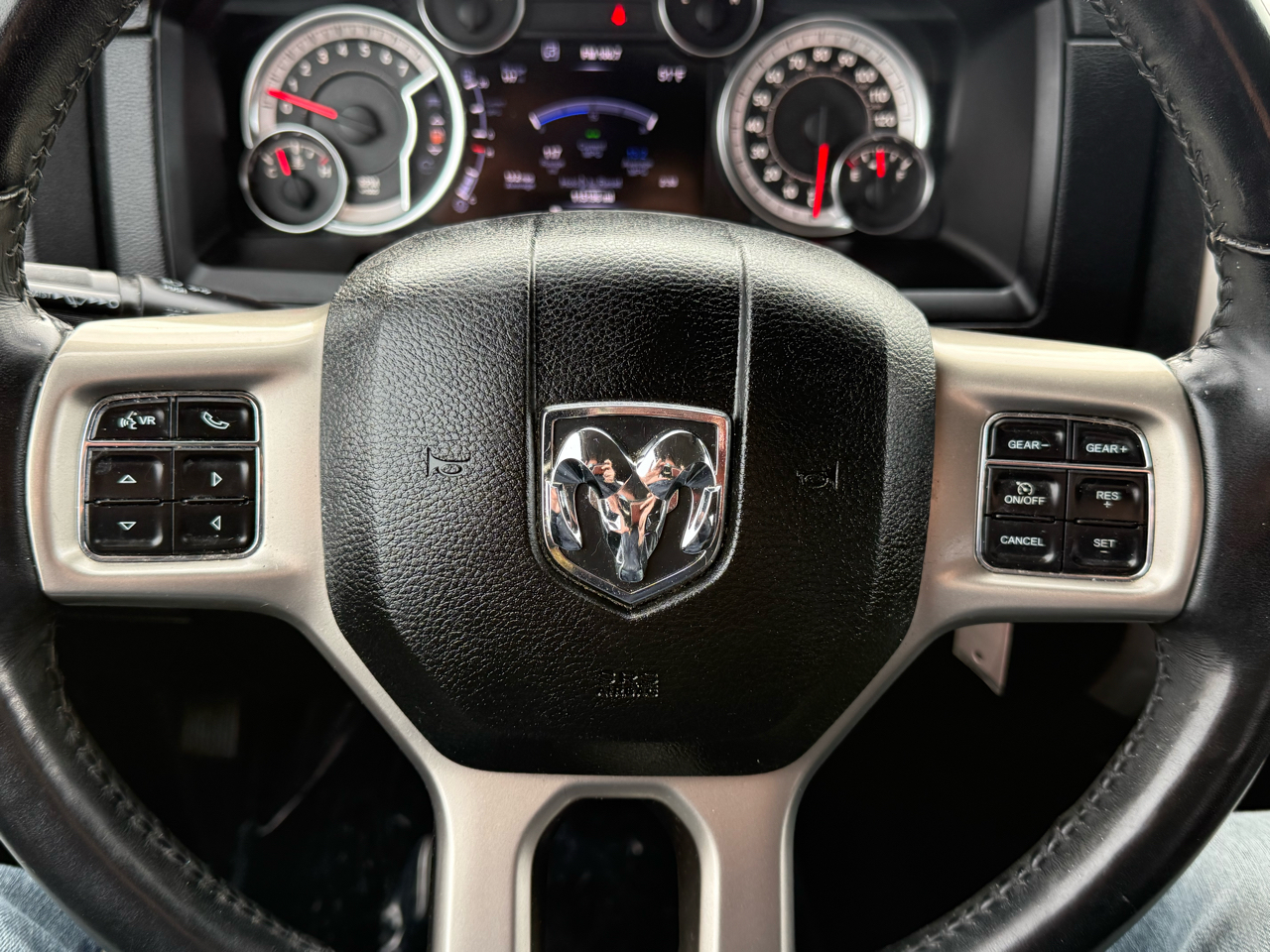 RAM 1500 Laramie 4x4 Quad Cab 6'4" Box 2017