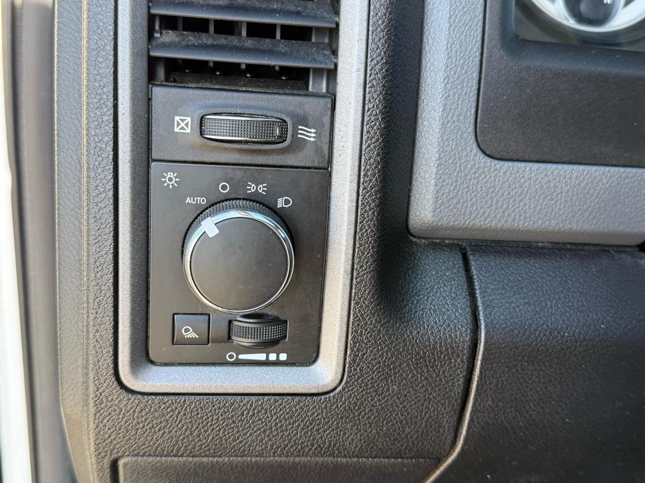 RAM 1500 2WD Reg Cab 140.5" Tradesman 2014