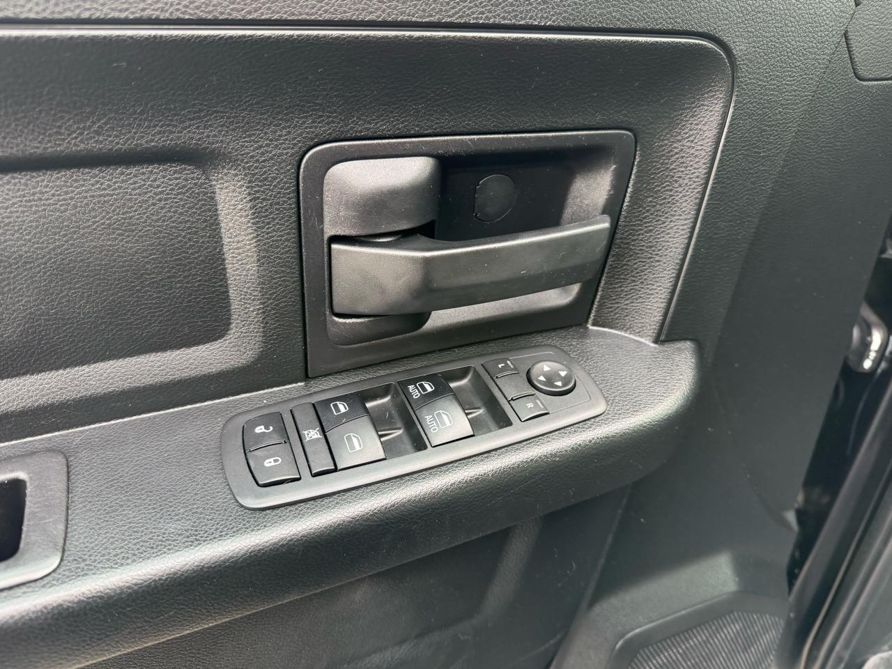 RAM 1500 Express 4x4 Crew Cab 5'7" Box *Ltd Avail* 2018