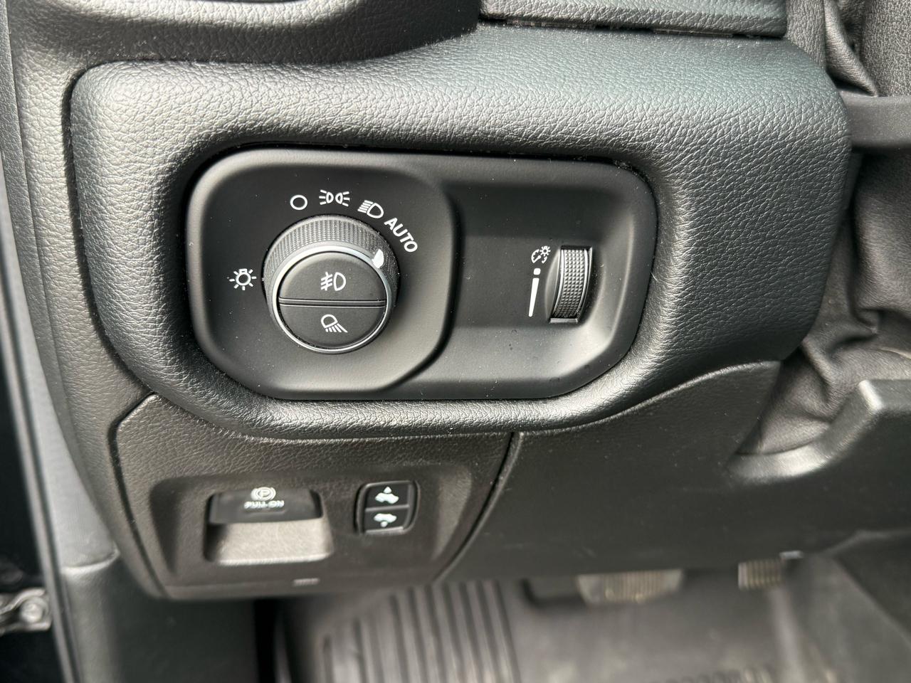 RAM 1500 Big Horn 4x4 Quad Cab 6'4" Box 2021